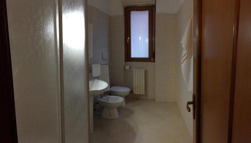 a small bathroom with a toilet and a sink at Da noi. Nella città dell'acqua e della pietra. in Gravina in Puglia