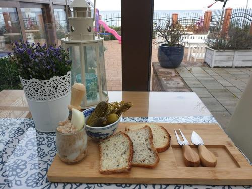 a cutting board with slices of bread on a table at Pensjonat Kaszubianka in Ustronie Morskie