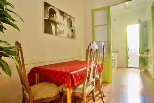 a dining room with a red table and chairs at Roberto & Elisenda in Barcelona