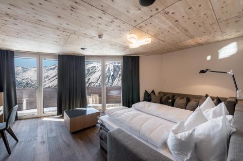 Postel nebo postele na pokoji v ubytování Hotel Angerer Alm