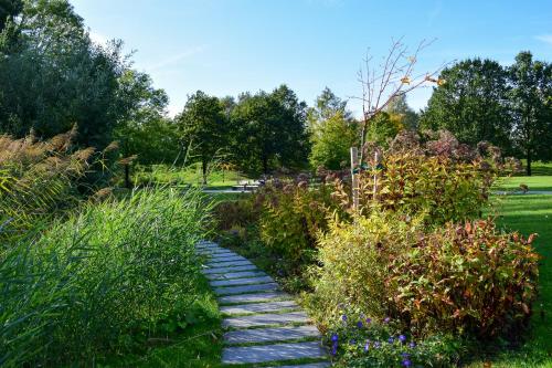 a stone path in a garden with plants at SCOTTY & PAUL Hotel Deggendorf in Deggendorf