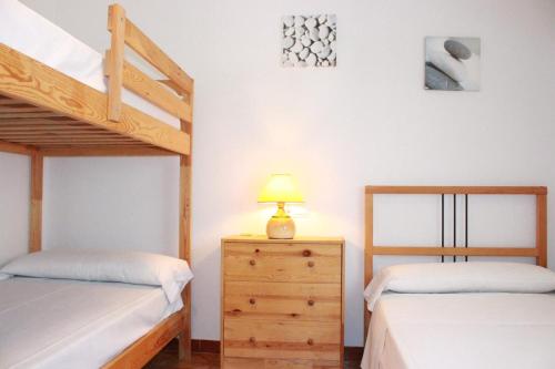 Двуетажно легло или двуетажни легла в стая в Jordi - Chalet con jardín, piscina privada y barbacoa en l'Ampolla - Deltavacaciones