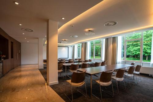 una sala de conferencias con una mesa larga y sillas en Sanadome Hotel & Spa Nijmegen, en Nijmegen