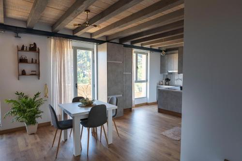 a kitchen and dining room with a table and chairs at Domus Lapidis - El Estudio in Bogarra