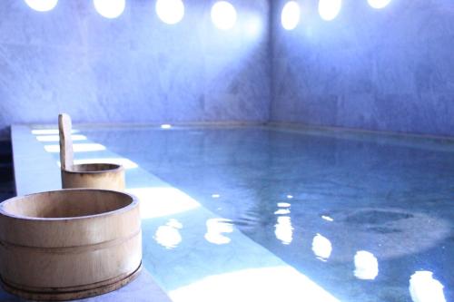 een kamer met een zwembad met een bad en verlichting bij Zuri Express Lippo Cikarang in Cikarang