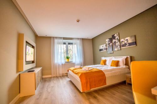 a bedroom with a bed and a window at Villa Umberti in Sibiu