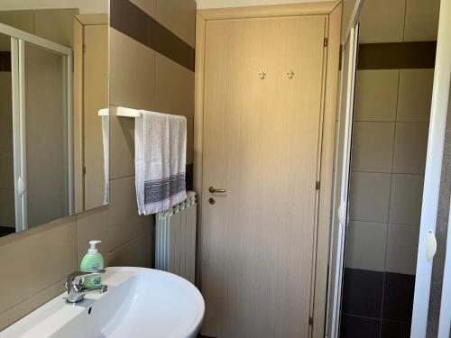 ein Badezimmer mit einem weißen Waschbecken und einem Spiegel in der Unterkunft B&B SAN NAZZARO in Monteroduni