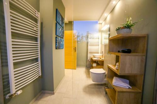 łazienka z toaletą i umywalką w obiekcie Villa Umberti w Sybinie