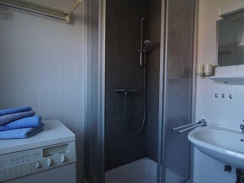 Ένα μπάνιο στο Ferienwohnung Achter`d Diek, 45183