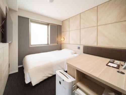 Кровать или кровати в номере Super Hotel Umeda Higobashi