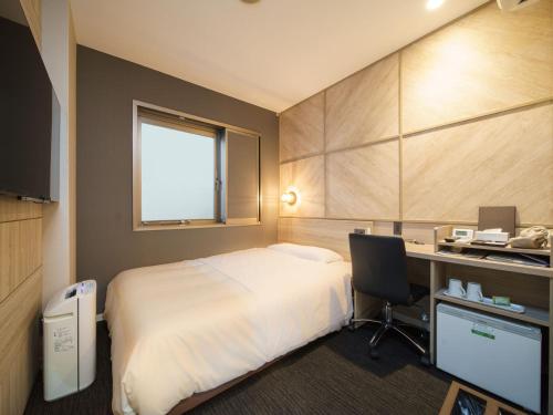 Super Hotel Umeda Higobashi tesisinde bir odada yatak veya yataklar