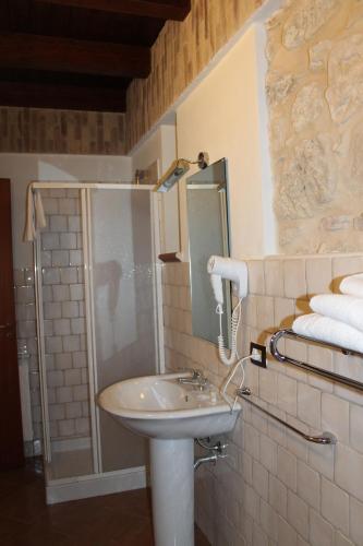 een badkamer met een wastafel en een douche bij Casale Margherita in Cammarata