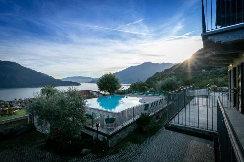 Výhľad na bazén v ubytovaní La Collina degli Ulivi alebo v jeho blízkosti