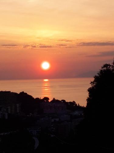 a sunset over the ocean with the sun in the sky at Ribellu in Bastia