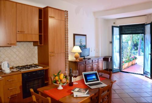 Η κουζίνα ή μικρή κουζίνα στο Villa delle Palme