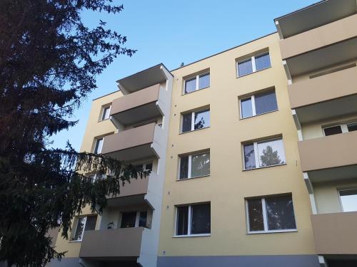 un immeuble situé en face d'un ciel bleu dans l'établissement 1+1 Znojmo, à Znojmo