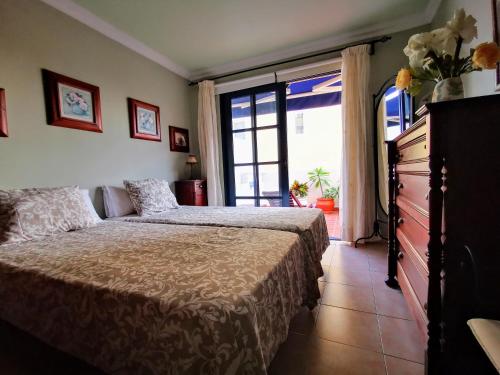 ein Schlafzimmer mit einem Bett und einem großen Fenster in der Unterkunft Apartamento Verode in Puerto Naos