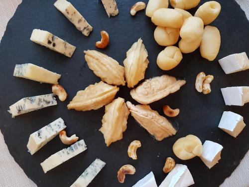 a bunch of different types of cheese and mushrooms at Willa Silene - góralska muzyka na żywo, blisko Term i wyciągów narciarskich in Bukowina Tatrzańska