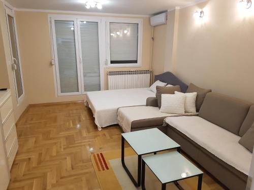 sala de estar con sofá y mesa en Premium apartment, en Banja Luka