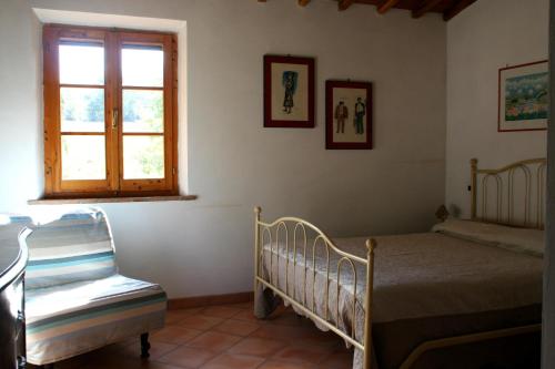 セッジャーノにあるVilla Seggianoのベッドルーム1室(ベッド2台、窓付)