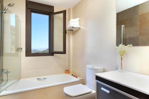 y baño con bañera, aseo y lavamanos. en Los Castillarejos Apartamentos Rurales, en Luque