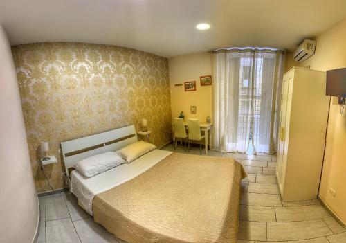 ナポリにあるB&B 248のベッドルーム(ベッド1台、テーブル付)