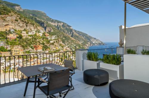a balcony with a table and a view of the ocean at Hotel Villa Franca in Positano