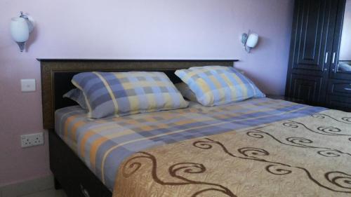 Llit o llits en una habitació de Palema Crown Hotel