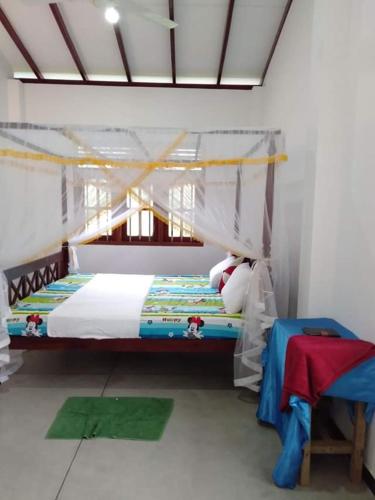 Una cama o camas en una habitación de Near Beach Rest