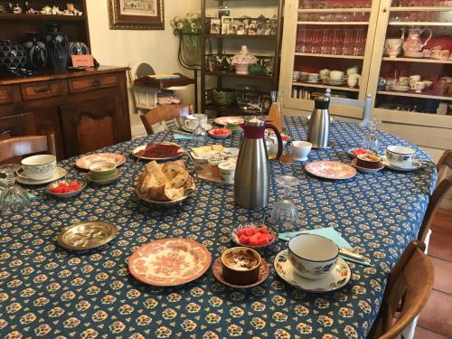 a table with a blue and white table cloth with food at Domaine Lafayette in Loriol-du-Comtat