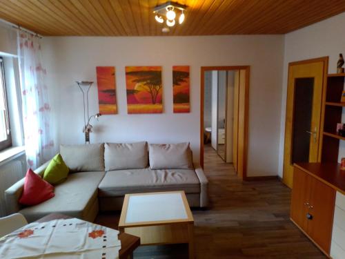 ein Wohnzimmer mit einem Sofa und einem Tisch in der Unterkunft Haus Sonnenschein in Wermelskirchen