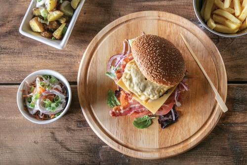 un plato con un sándwich y una ensalada y patatas fritas en TopParken – Résidence Lichtenvoorde, en Lichtenvoorde