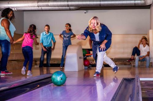 a group of people playing a game of bowling at TopParken – Résidence Lichtenvoorde in Lichtenvoorde