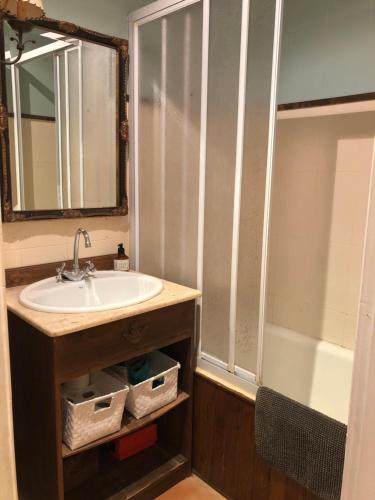 ein Badezimmer mit Waschbecken, Spiegel und Badewanne in der Unterkunft San Sebastián Hideaway in San Sebastián