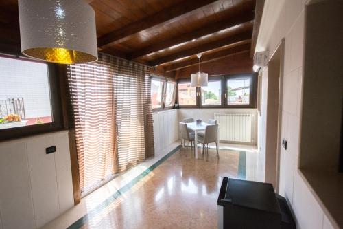 - un salon avec une table et quelques fenêtres dans l'établissement Al Vecchio Fontanile, à Lesina