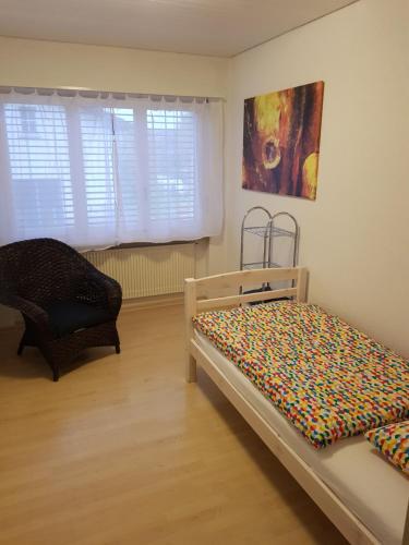 艾格金根的住宿－Gästehaus Luma，一间卧室配有一张床和一把椅子