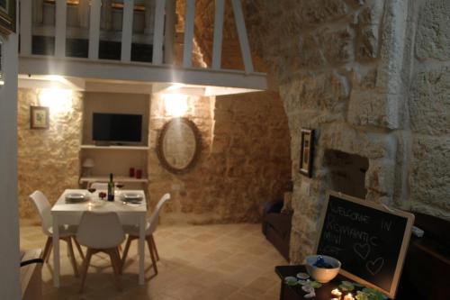 una cucina e una sala da pranzo con tavolo e sedie di Romantic MiniLoft a Ostuni