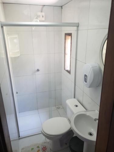 Eusébio的住宿－Pousada Casa de Vó，白色的浴室设有卫生间和水槽。