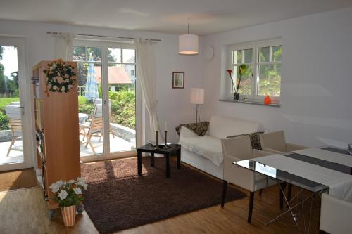 a living room with a couch and a table at Ferienwohnung Meding am See in Schondorf am Ammersee