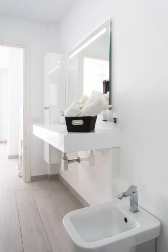 THE WHITE HEART HOUSE – ATTIC SEA VIEW