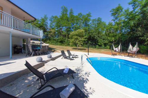 Fotografie z fotogalerie ubytování Charming villa Prisca with pool and nice view of the wood v destinaci Ružići