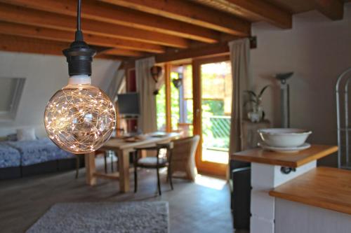 uma lâmpada pendurada numa cozinha com uma mesa em Abu-Ferienwohnung em Nideggen