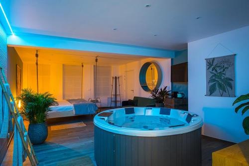 a room with a large tub in a bedroom at Cabinet de rêveries in Cassel