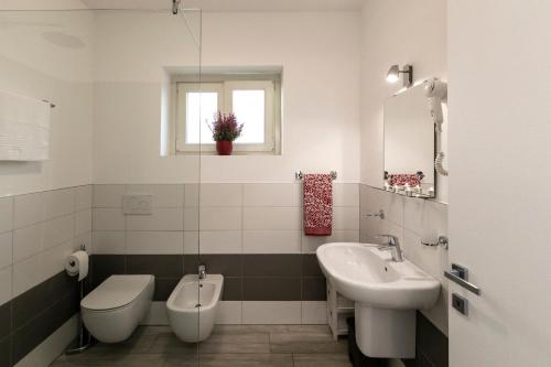Ein Badezimmer in der Unterkunft La Collinetta Apartments