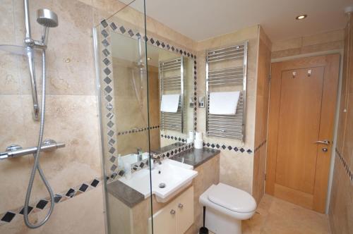 Seafront Quay West Apartments tesisinde bir banyo