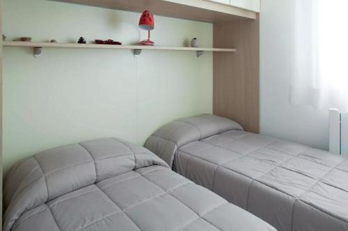 two beds sitting next to each other in a room at Red House ai Mori in Venice