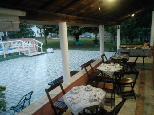 Udsigt til en flod der løber i nærheden af kroen