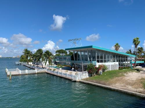 un edificio en el agua junto a un cuerpo de agua en International Inn on the Bay, en Miami Beach