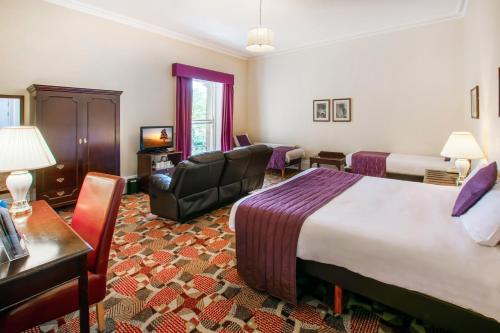 Postel nebo postele na pokoji v ubytování The Palace Hotel Buxton & Spa