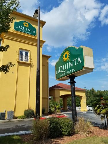 een bord voor a la Quinta Inn and Suites bij La Quinta by Wyndham Atlanta Union City in Union City